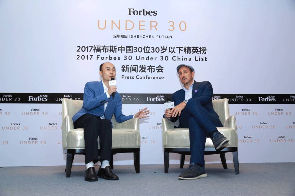 福布斯中国主编康健(下图左)表示,中国年轻一代所表现出的创业精神和